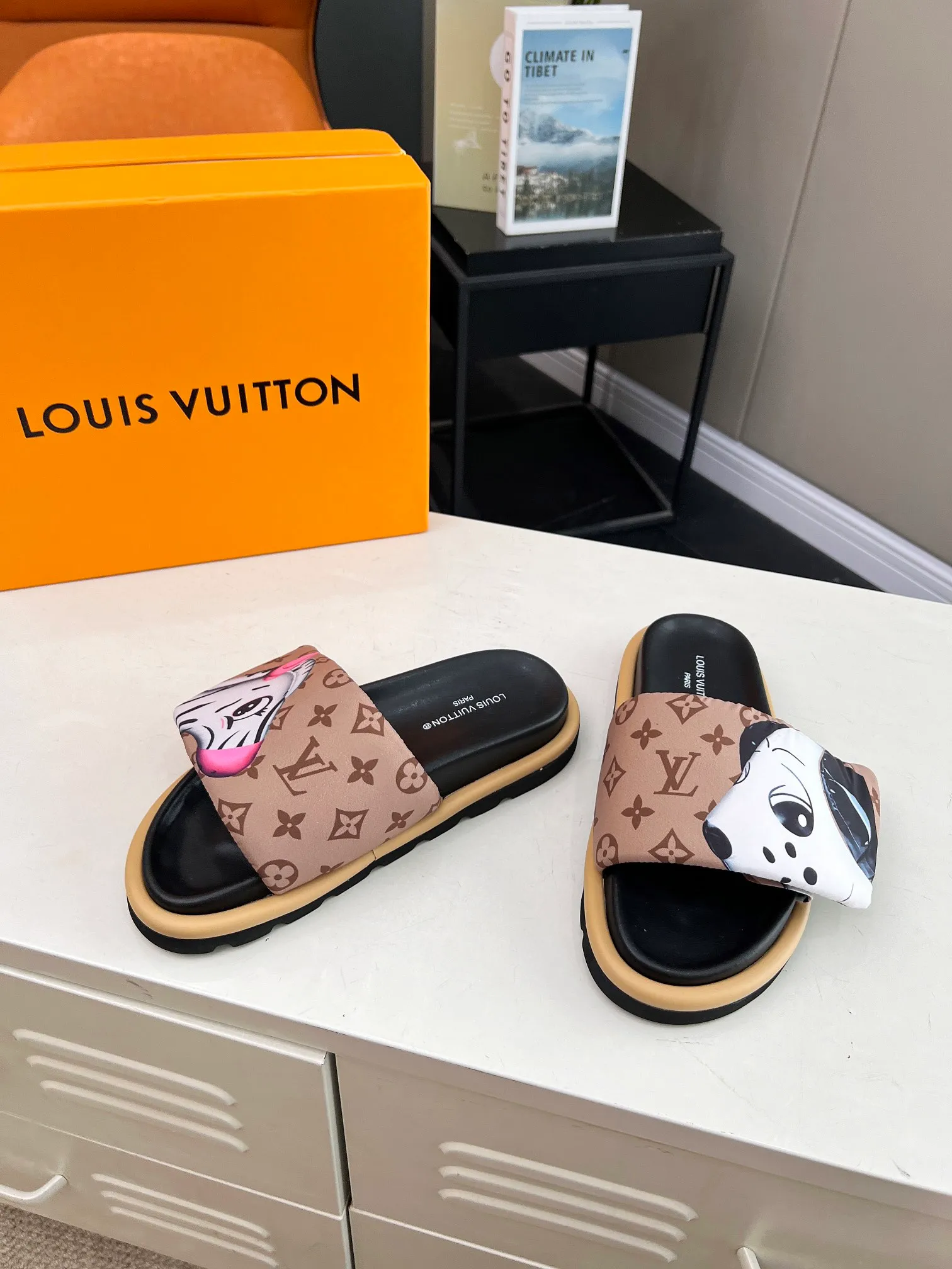 👟👟Ex-factory price 360👟👟 lv donkey brand l home 2024 hot style embossed logo embossed sandals This ol low comfort flat sandals are made of technical fabrics and use high-frequency embossing technology to reinterpret the monogram pattern. Soft padded upper with adjustable Velcro, comfortable and tough insole adds harmonious color ▪️Fabric: Original customized technical fabric ▪️Lining: soft sheepskin lining ▪️Sole: Original open-molded rubber foam outsole Color: .yellow.black▪️